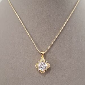 Solitary diamond Clover Shape Pendant necklace